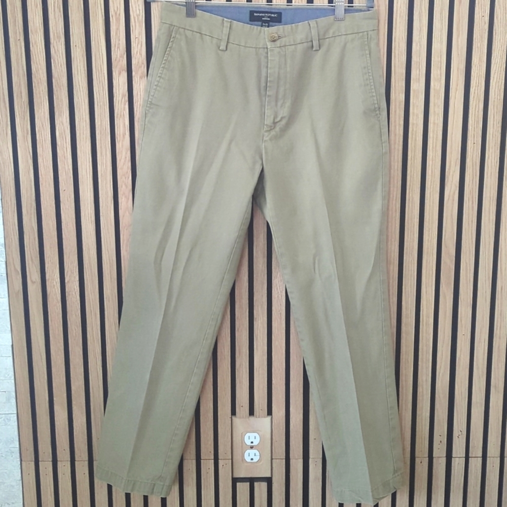 Banana Republic Khaki Pants - 31 x 30